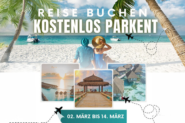 Ein Paar sitzt an einem Strand mit einem Holzsteg, der zu Überwasserbungalows führt, während im Hintergrund eine tropische Insel und ein strahlend blauer Himmel zu sehen sind.