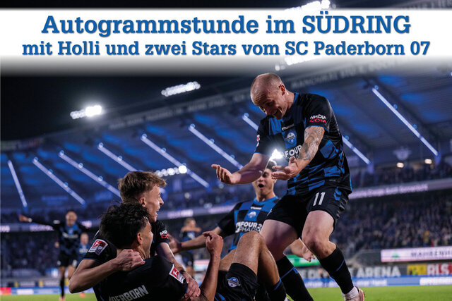 Ein Fußballspieler in einem blau-schwarz gestreiften Trikot springt jubelnd in die Höhe, umgeben von Mannschaftskameraden in schwarzen Trikots, während im Hintergrund ein Stadion voller Zuschauer zu sehen ist.