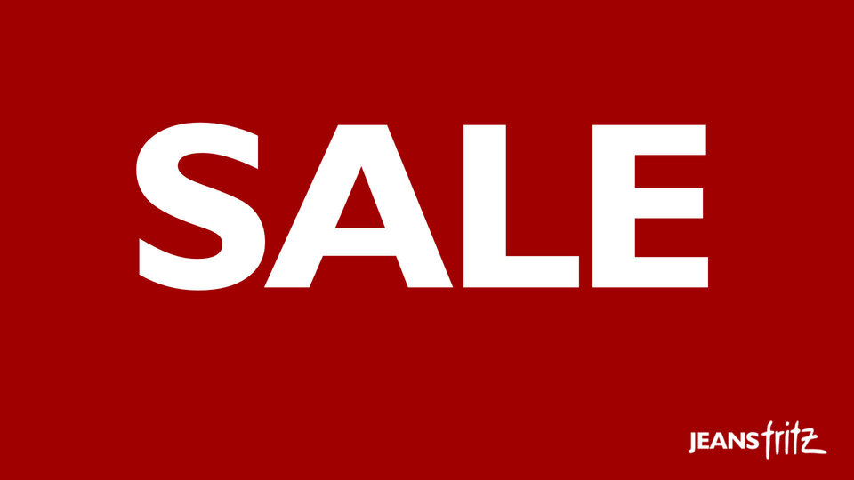 Auf einem auffälligen roten Banner ist das Wort „SALE“ in weißer Schrift zu sehen, ergänzt durch den Markennamen „JEANS fritz“ in weißer Schrift in der rechten unteren Ecke.
