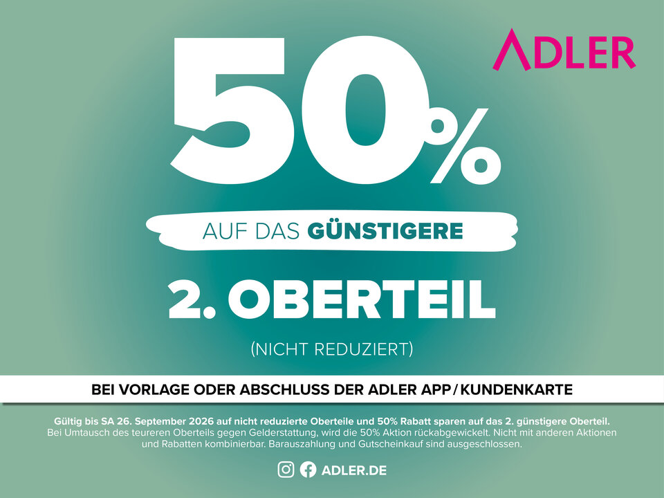 Eine grüne Werbeanzeige für den Sommer-Ausverkauf von ADLER mit 50 % Rabatt zeigt eine große weiße „50 %“-Zahl und einen deutschen Text, in dem ein Angebot für ein „FÜGTIGE 2. OBERTEIL (NICHT REDUZIERT)“ beworben wird.