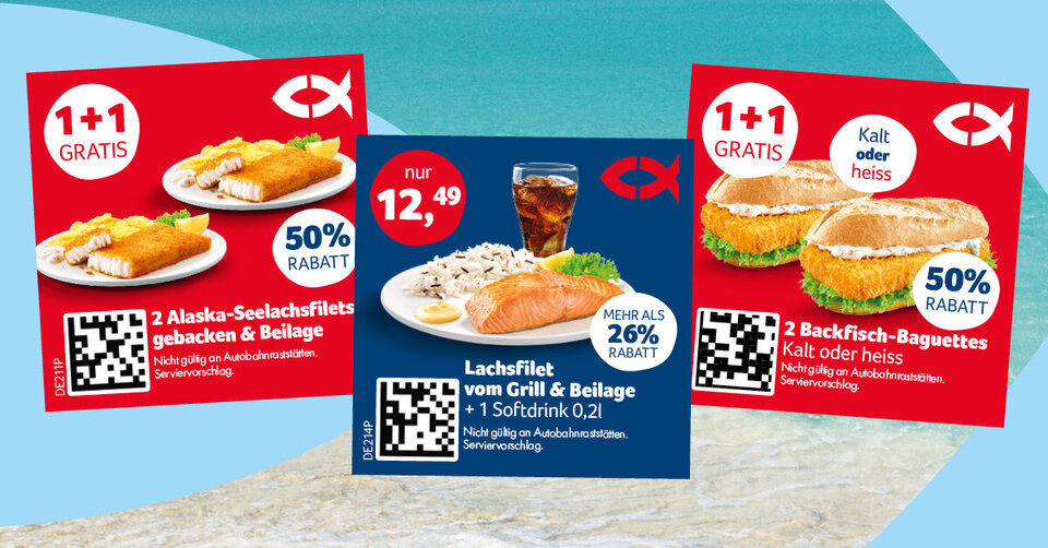Drei rote und blaue Schilder werben für Sonderangebote für Fisch und Meeresfrüchte, darunter „1+1 gratis“, 50 % Rabatt und ein Sonderangebot mit einem Getränk und einem Sandwich.